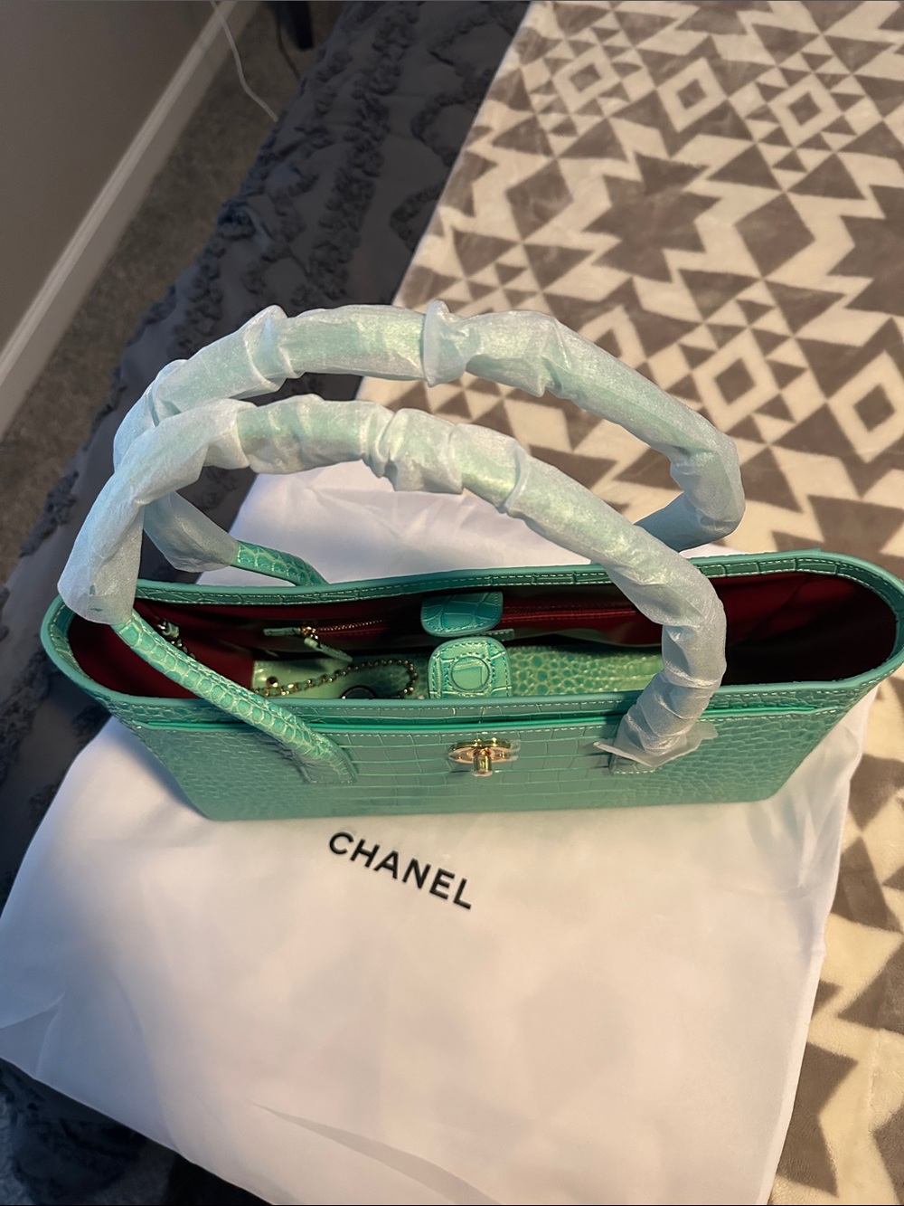 Elegant Mint Green Croc-Embossed Tote with Gold Hardware - Picture 3 of 9